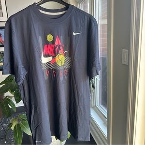 NEW Nike Men‘s Blue Dri-Fit XXL Retro Graphic Tennis T-Shirt